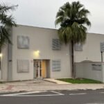 Fachada do Instituto de Saúde Mental com estacionamento