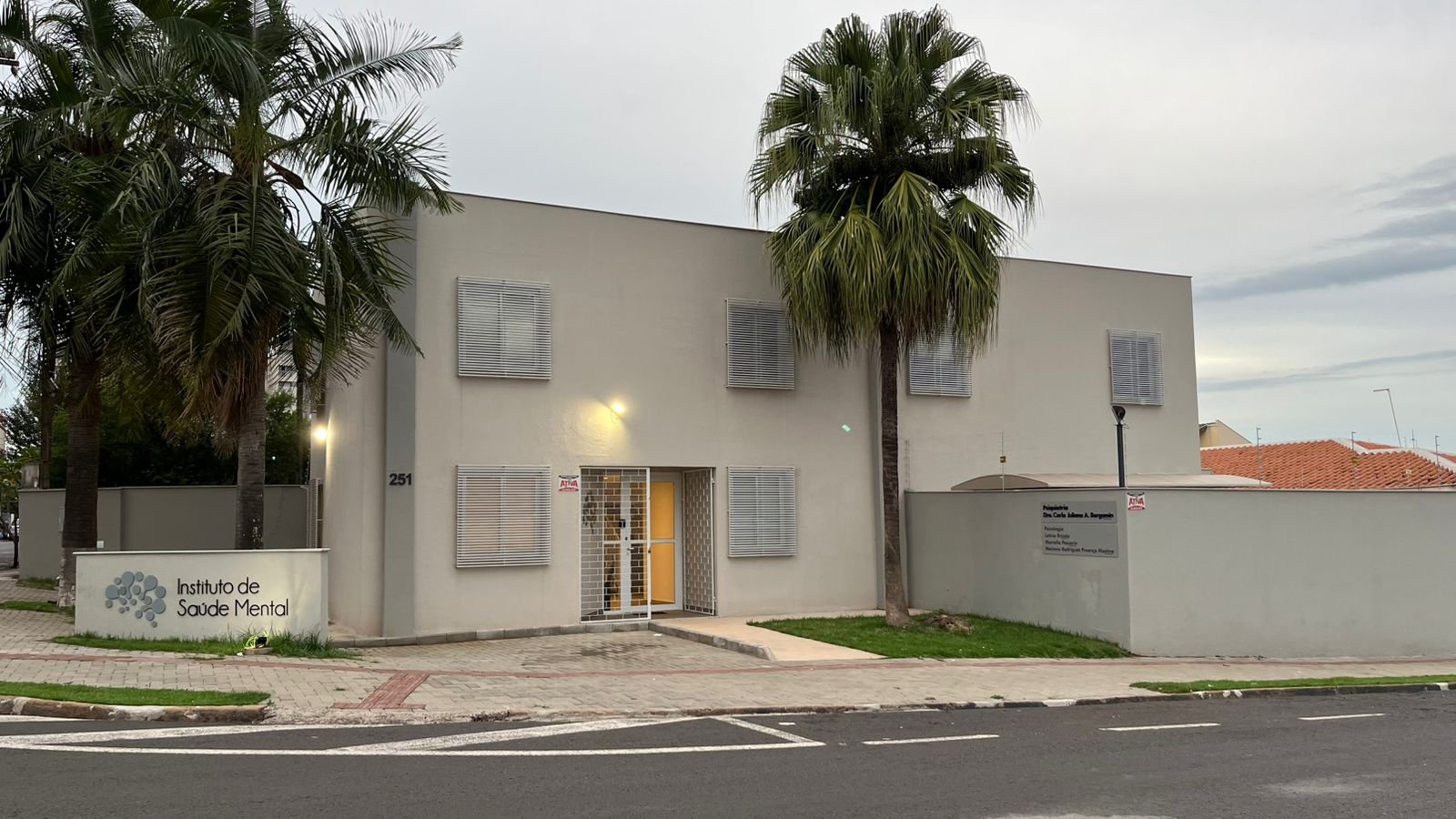 Fachada do Instituto de Saúde Mental com estacionamento